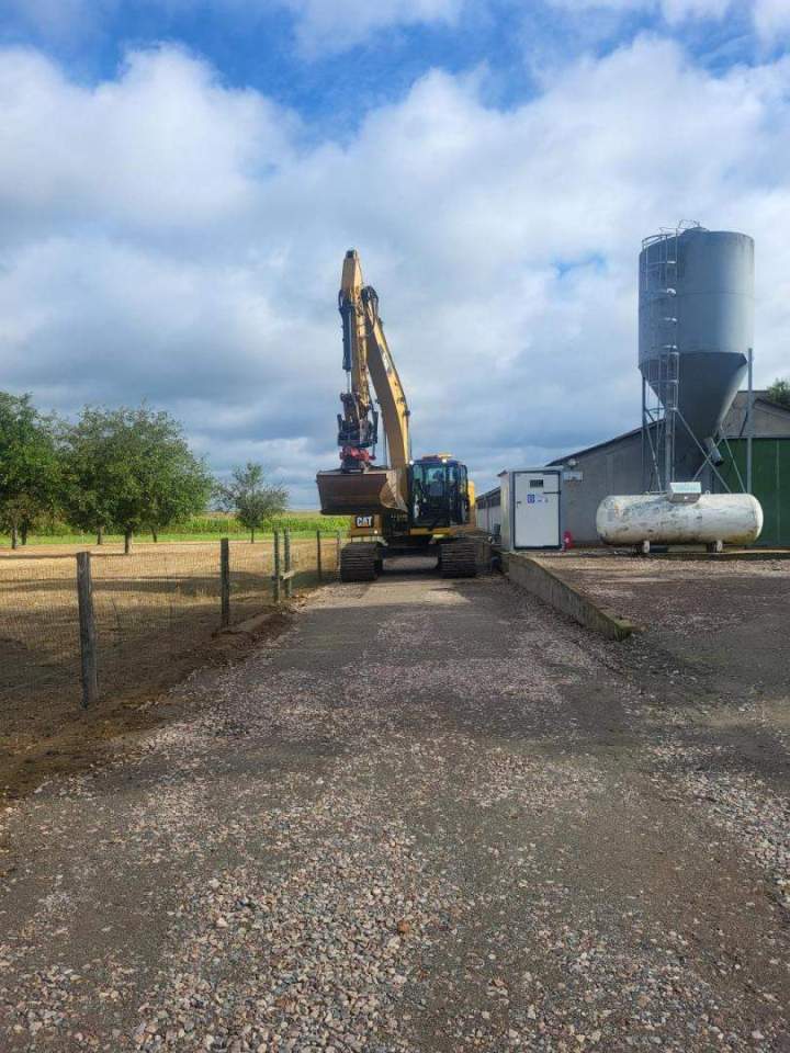 Pelle mécanique sur chenille sur une exploitation agricole Conflans-sur-Anille