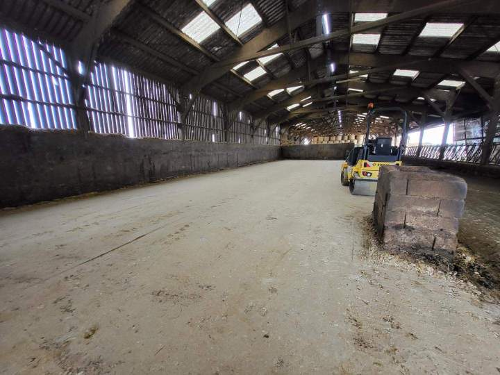 Rouleau compresseur en hangar de stockage Conflans-sur-Anille