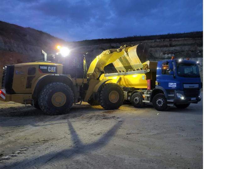 Chargeuse sur pneu et camion benne Conflans-sur-Anille